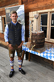 SV 1860 München Spieler Erik Tallig  trägt trotz des entfallenen Oktoberfests Tracht an der Almhütte auf dem Trainingsgeländes des TSV 1860 München. . (©Foto: Felix Hörhager für Angermaier)